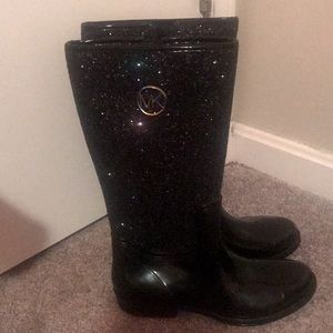 Michael kors/boots and size 5 and shipping is $5.95